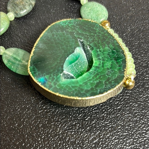 Stunning Green Geode Pendant Gemstone Beaded Necklace - Picture 9 of 9